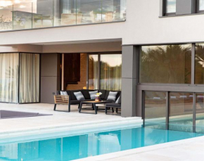 Luxury Villa G2 with indoor & outdoor pool, Kringa